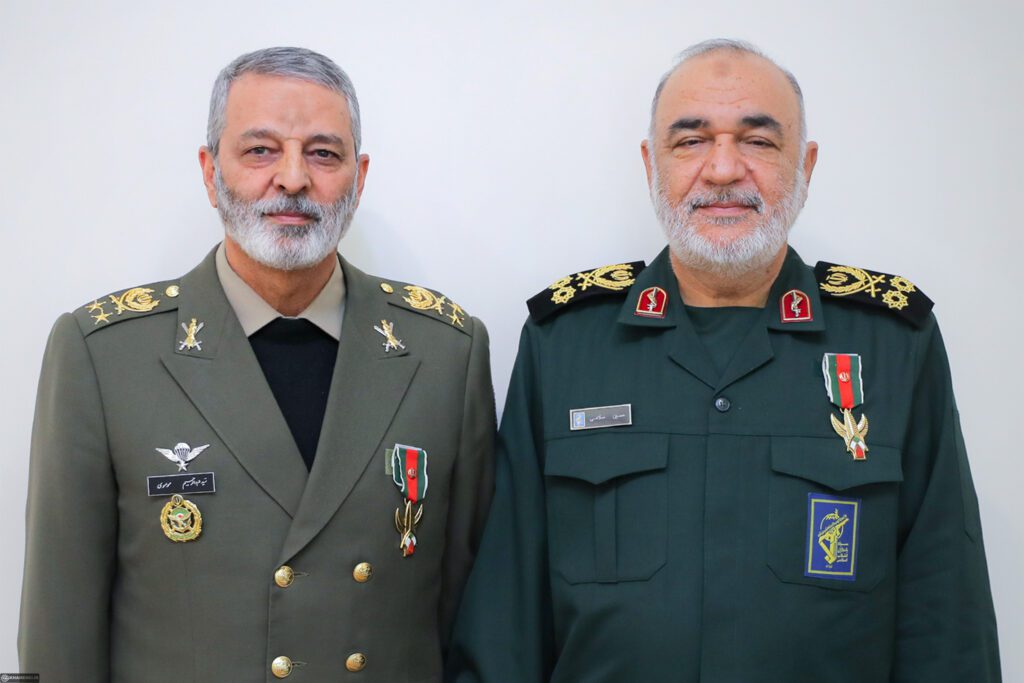 Ayetullah hameni tarafından Fetih madalyasının verilmesi

