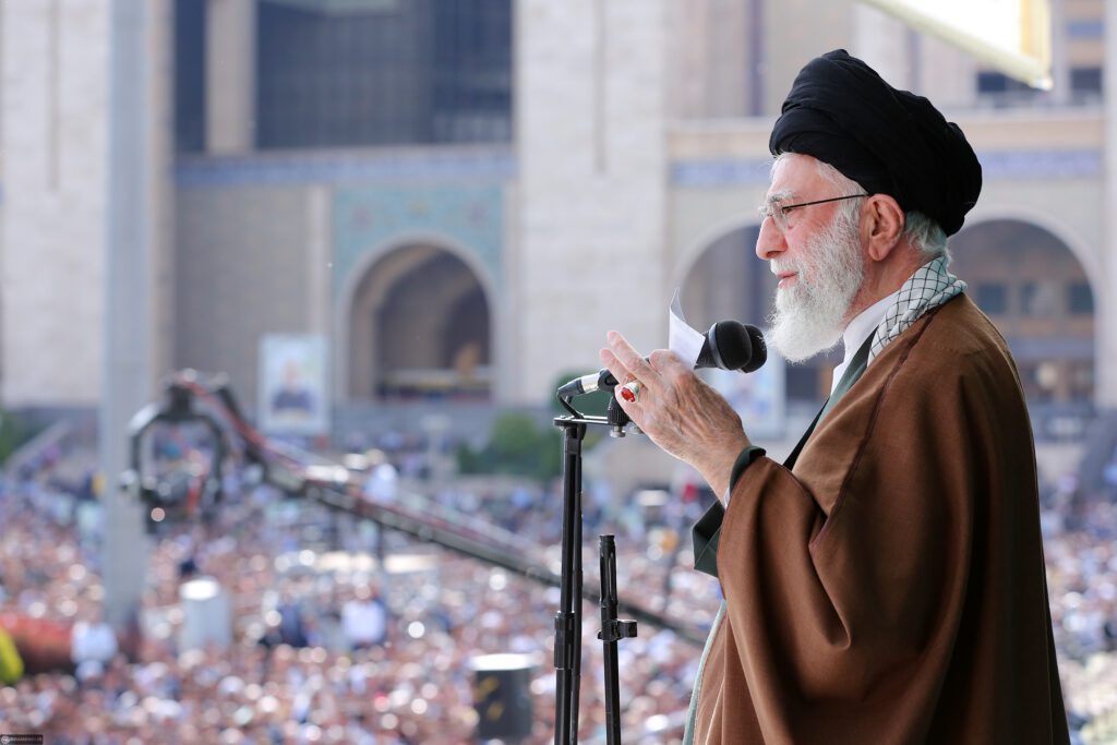 İslam İnkılabı Rehberi Ramazan Bayramı namazı hutbelerinde "Güçlendirilmiş milli irade sorun gidericidir" diye vurguladı.