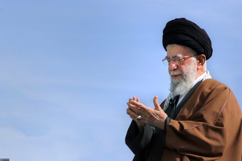 İslam İnkılabı Rehberi Ramazan Bayramı namazı hutbelerinde "Güçlendirilmiş milli irade sorun gidericidir" diye vurguladı.