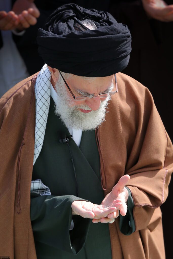 İslam İnkılabı Rehberi Ramazan Bayramı namazı hutbelerinde "Güçlendirilmiş milli irade sorun gidericidir" diye vurguladı.