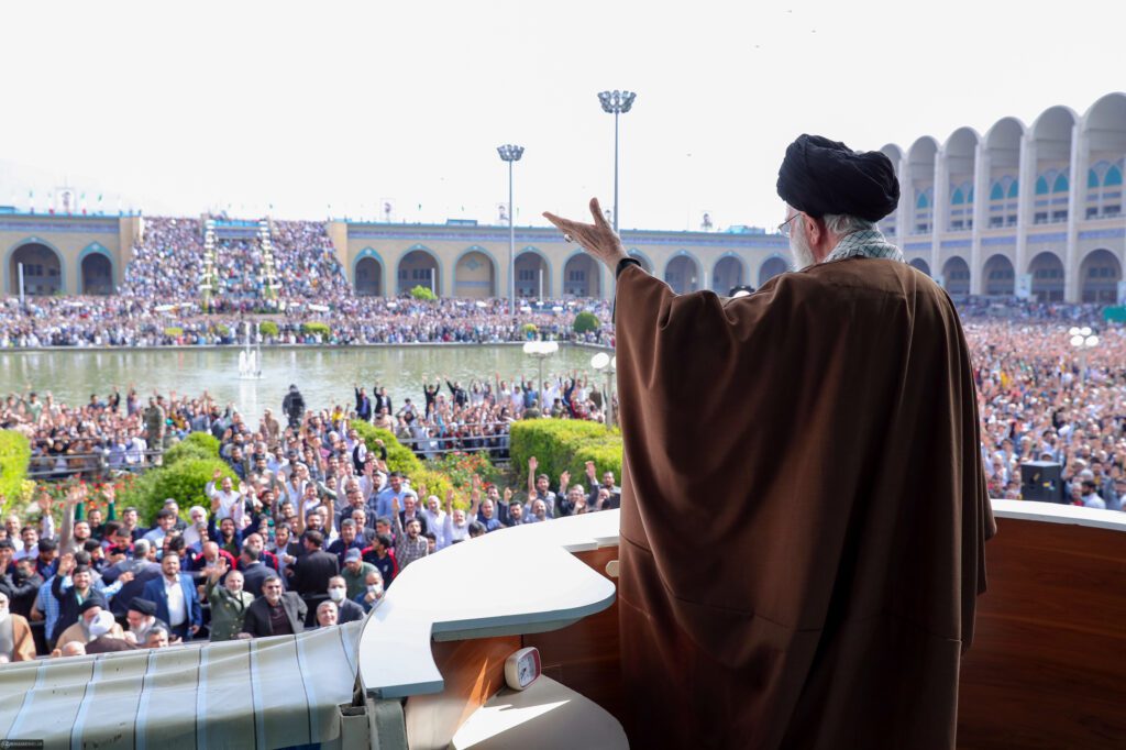 İslam İnkılabı Rehberi Ramazan Bayramı namazı hutbelerinde "Güçlendirilmiş milli irade sorun gidericidir" diye vurguladı.