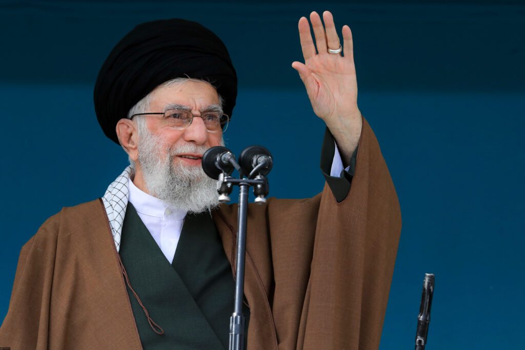 İslam İnkılabı Rehberi Ramazan Bayramı namazı hutbelerinde "Güçlendirilmiş milli irade sorun gidericidir" diye vurguladı.