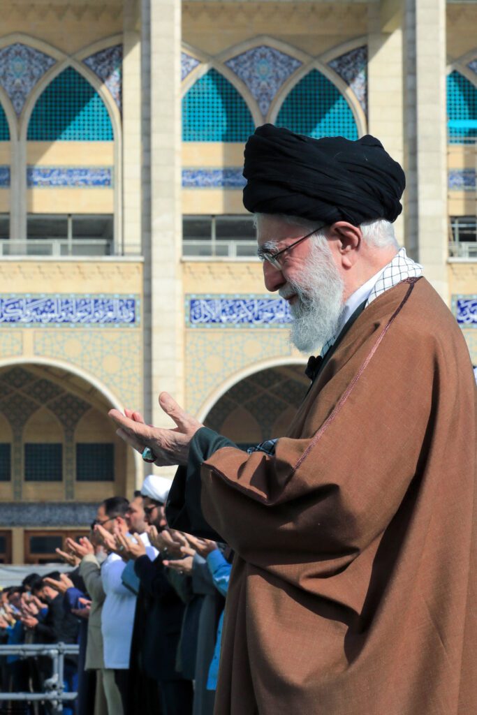 İslam İnkılabı Rehberi Ramazan Bayramı namazı hutbelerinde "Güçlendirilmiş milli irade sorun gidericidir" diye vurguladı.