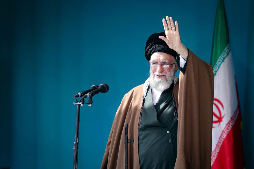 İslam İnkılabı Rehberi Ramazan Bayramı namazı hutbelerinde "Güçlendirilmiş milli irade sorun gidericidir" diye vurguladı.