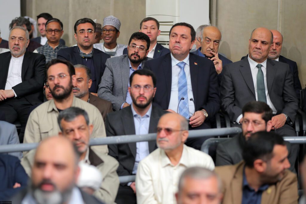 Ülkenin yetkilileri ve İslam ülkelerinin büyükelçileri devrimin lideriyle görüştü