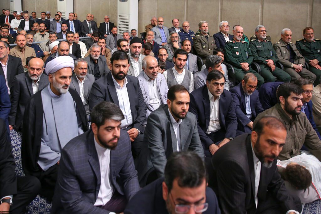 Ülkenin yetkilileri ve İslam ülkelerinin büyükelçileri devrimin lideriyle görüştü