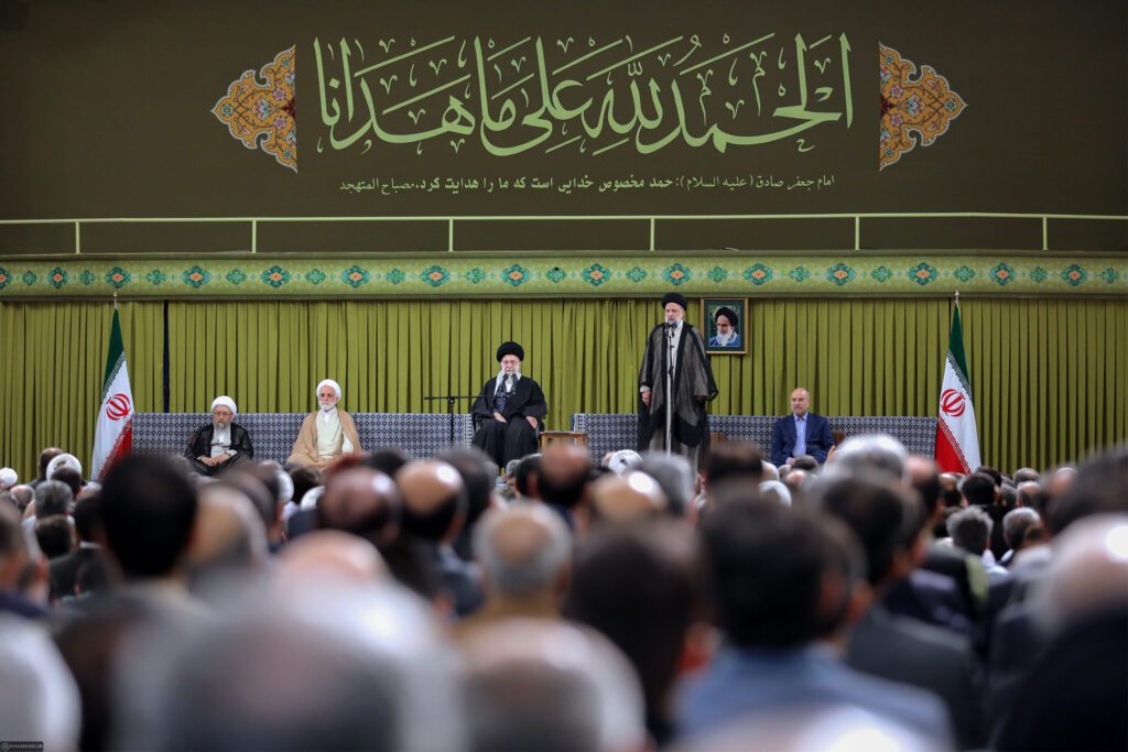 Ülkenin yetkilileri ve İslam ülkelerinin büyükelçileri devrimin lideriyle görüştü