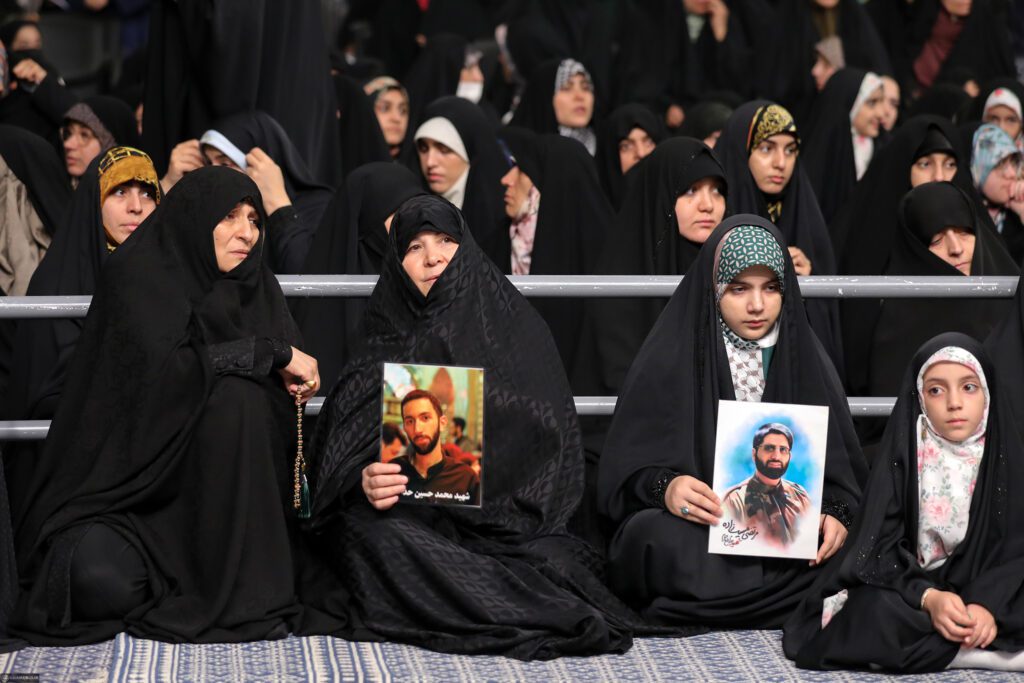 Ülkenin yetkilileri ve İslam ülkelerinin büyükelçileri devrimin lideriyle görüştü