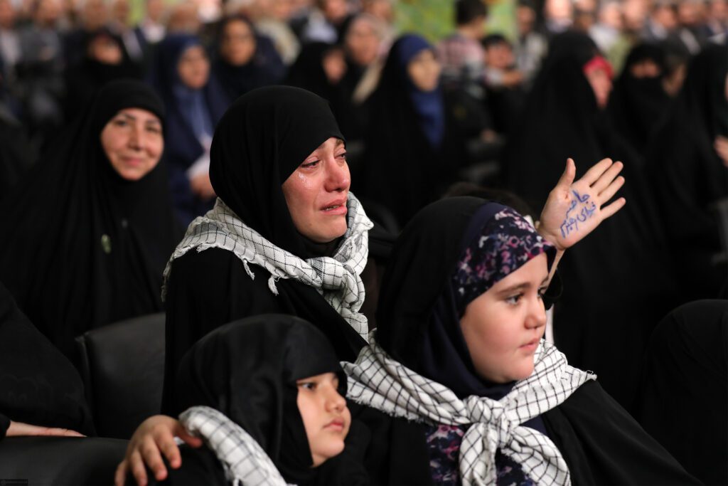 Ülkenin yetkilileri ve İslam ülkelerinin büyükelçileri devrimin lideriyle görüştü
