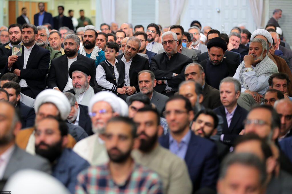 Ülkenin yetkilileri ve İslam ülkelerinin büyükelçileri devrimin lideriyle görüştü