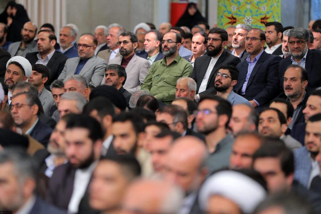 Ülkenin yetkilileri ve İslam ülkelerinin büyükelçileri devrimin lideriyle görüştü