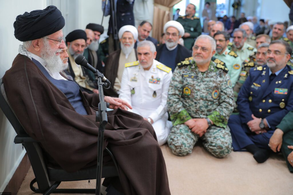 İran İslam Cumhuriyeti silahlı kuvvetlerinin bir grup komutanı Ayetullah Hamanei ile görüştü.
