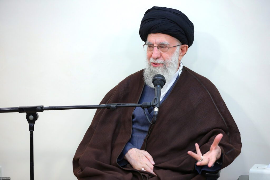 İran İslam Cumhuriyeti silahlı kuvvetlerinin bir grup komutanı Ayetullah Hamanei ile görüştü.