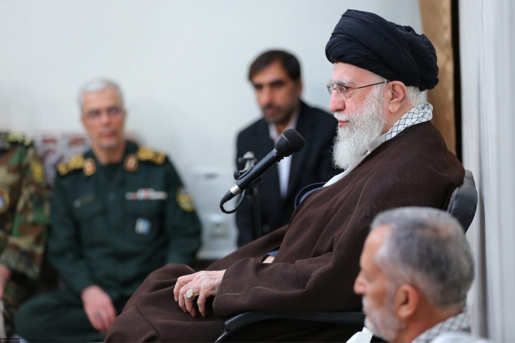 İran İslam Cumhuriyeti silahlı kuvvetlerinin bir grup komutanı Ayetullah Hamanei ile görüştü.