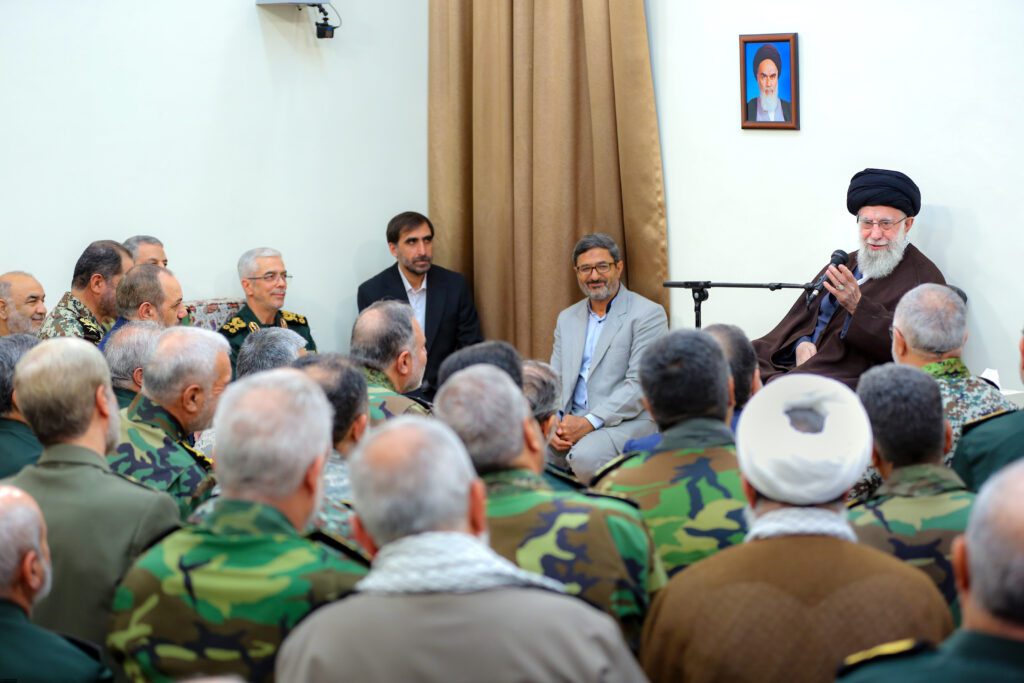 İran İslam Cumhuriyeti silahlı kuvvetlerinin bir grup komutanı Ayetullah Hamanei ile görüştü.