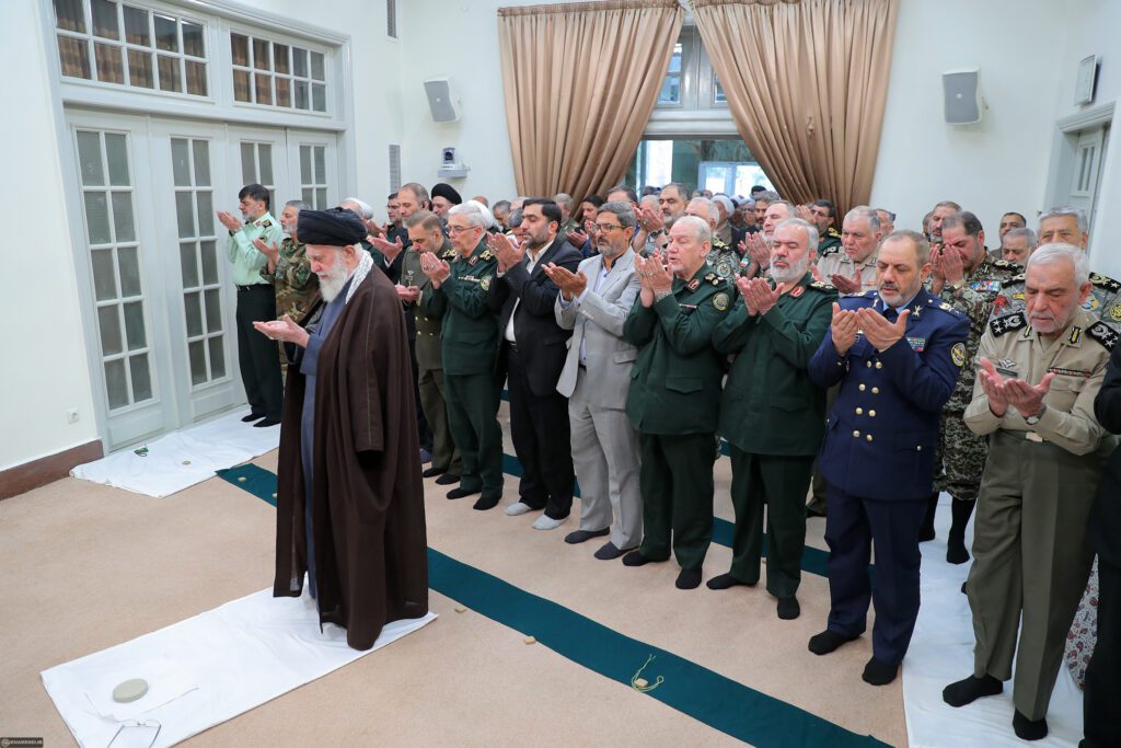İran İslam Cumhuriyeti silahlı kuvvetlerinin bir grup komutanı Ayetullah Hamanei ile görüştü.