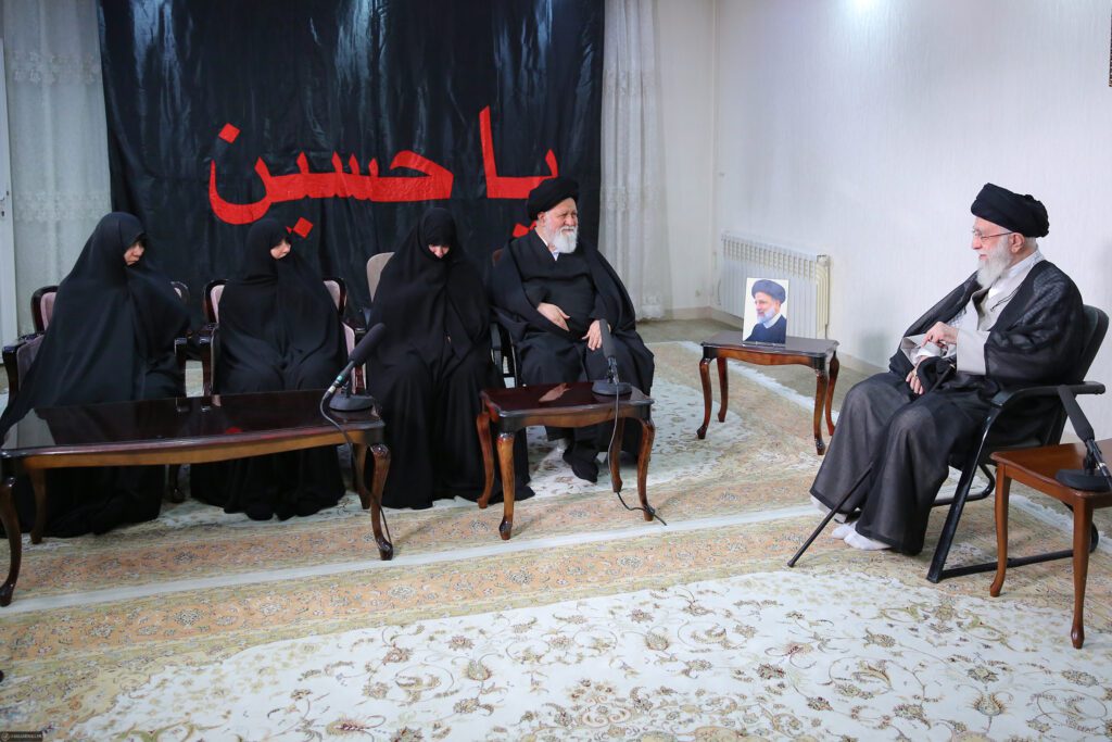 Devrimin Lideri Şehit Seyyid İbrahim Reisi’nin ailesiyle görüştü