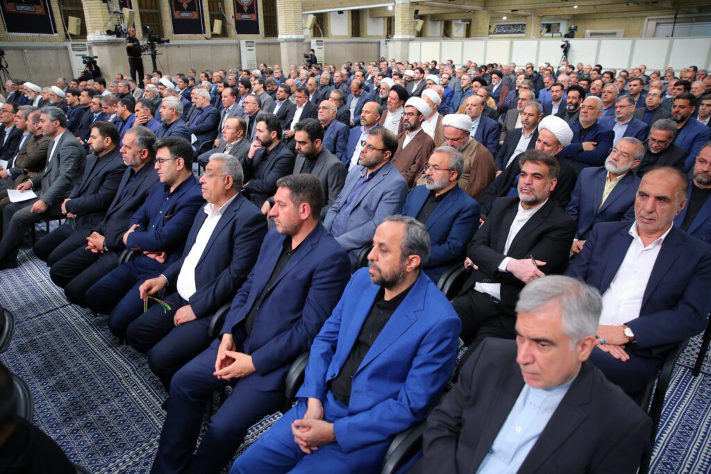 Devrimi Lideri Ayetullah Hamanei, 12. dönem İran İslamî Şûra Meclisi milletvekilleri ile İmam Humeyni Hüseyniyesi'nde görüştü.