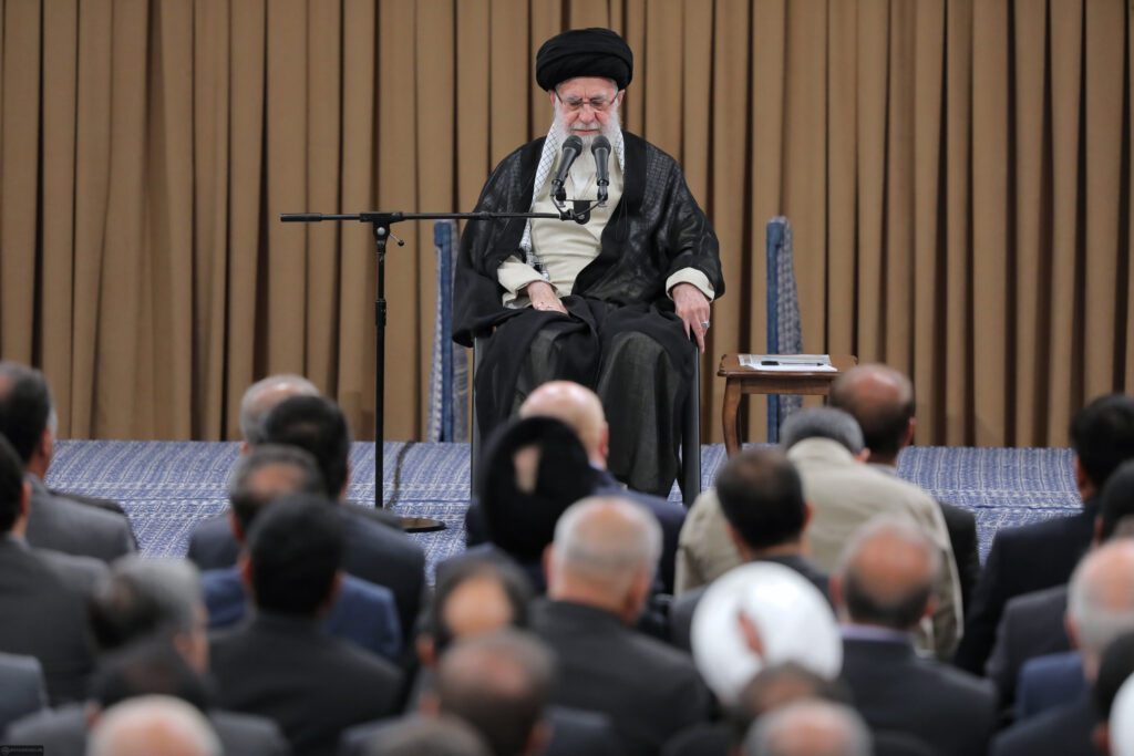 Devrimi Lideri Ayetullah Hamanei, 12. dönem İran İslamî Şûra Meclisi milletvekilleri ile İmam Humeyni Hüseyniyesi'nde görüştü.