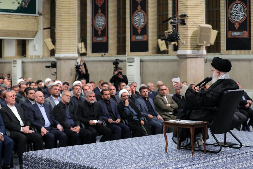 Devrimi Lideri Ayetullah Hamanei, 12. dönem İran İslamî Şûra Meclisi milletvekilleri ile İmam Humeyni Hüseyniyesi'nde görüştü.