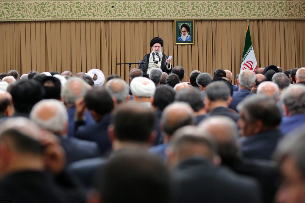Devrimi Lideri Ayetullah Hamanei, 12. dönem İran İslamî Şûra Meclisi milletvekilleri ile İmam Humeyni Hüseyniyesi'nde görüştü.