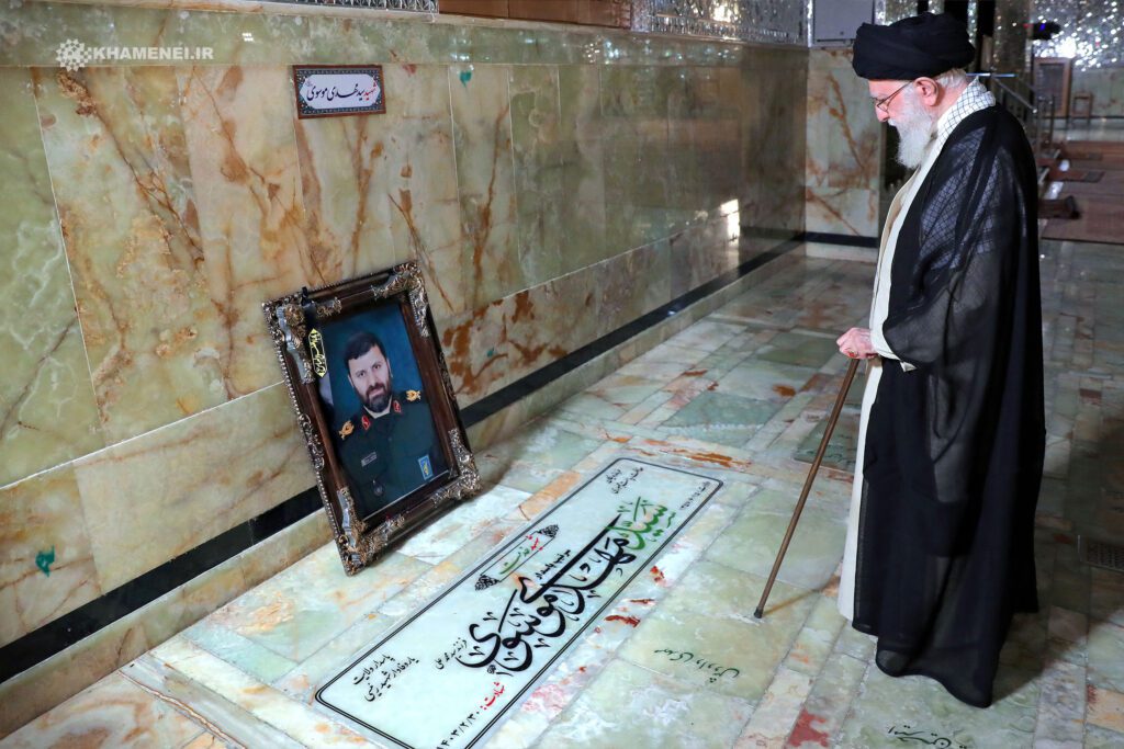 Devrim Lideri Şehit Emir Abdullahiyan'ın Mezarını Ziyaret Etti