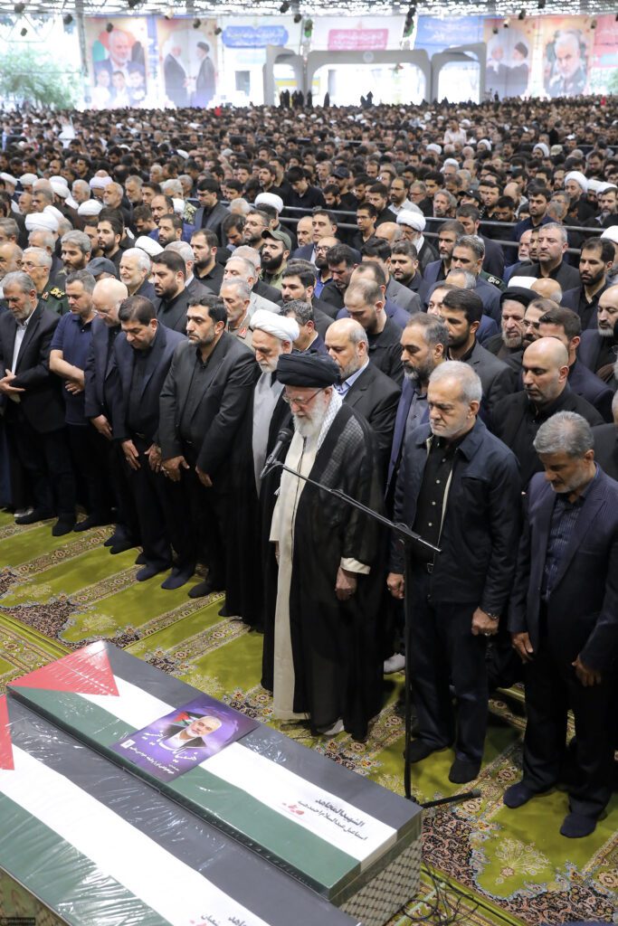 Ayetullah Hamanei, Şehit Haniye'nin cenaze namazını kıldırdı