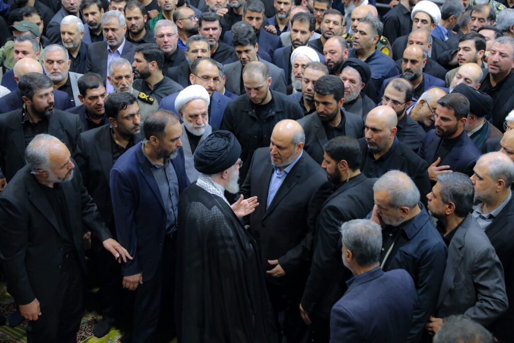 Ayetullah Hamanei, Şehit Haniye'nin cenaze namazını kıldırdı