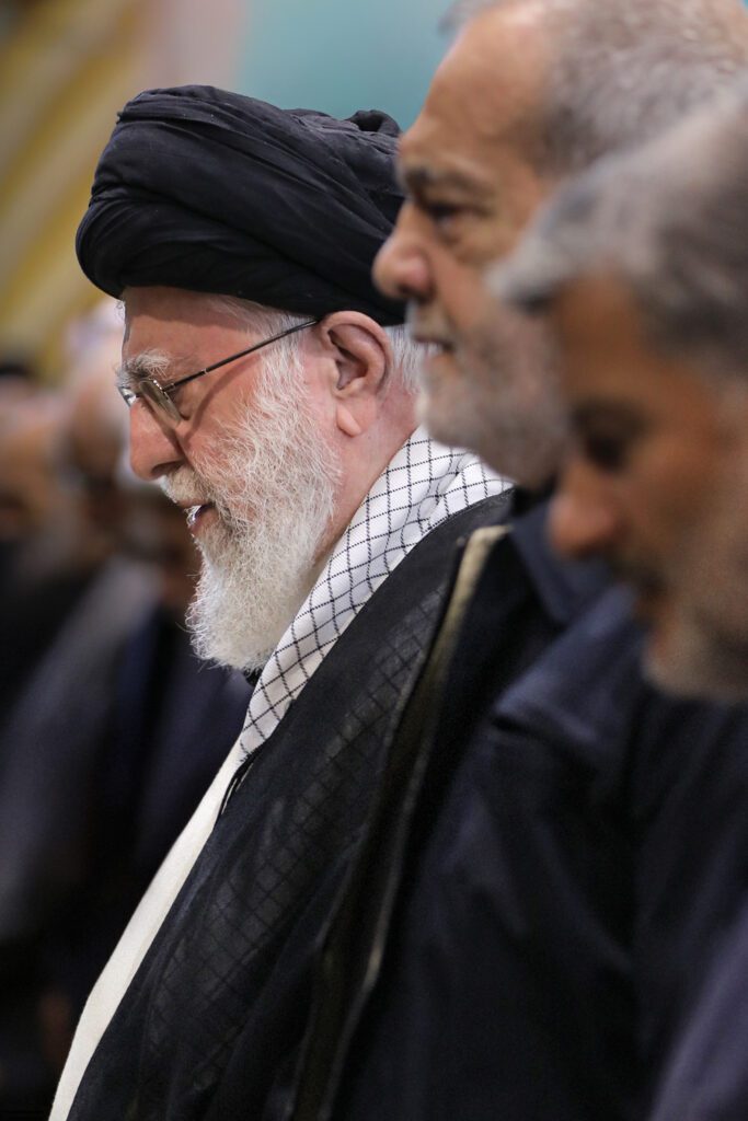 Ayetullah Hamanei, Şehit Haniye'nin cenaze namazını kıldırdı