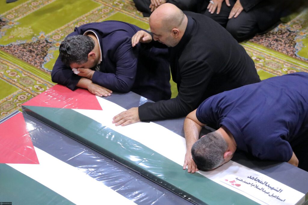 Ayetullah Hamanei, Şehit Haniye'nin cenaze namazını kıldırdı