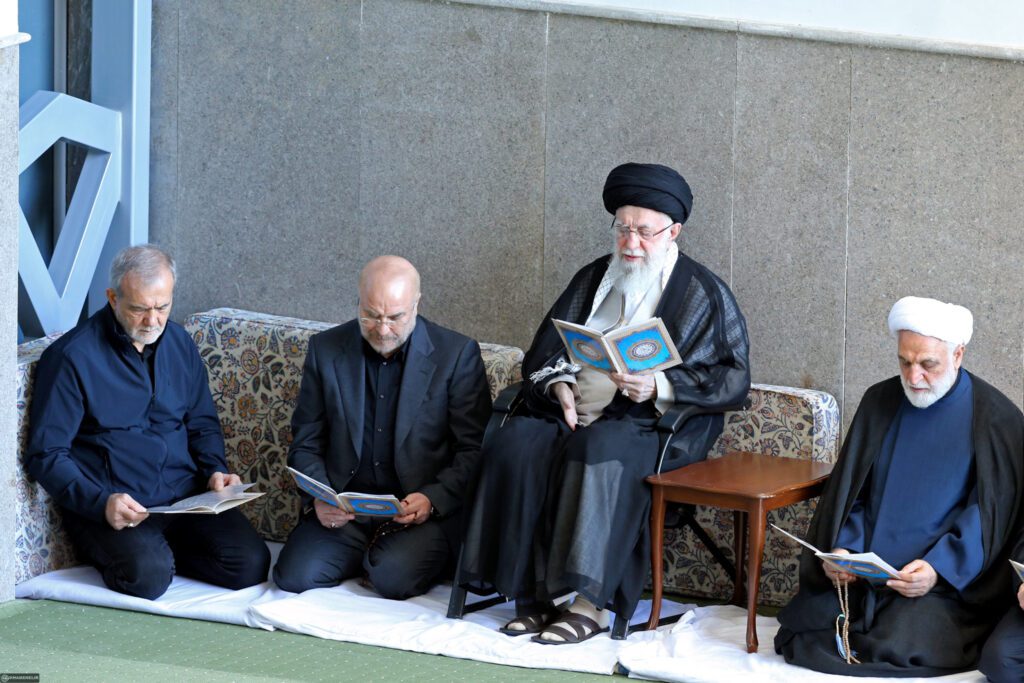 İslam Ümmetinin büyük Mücahidleri Şehit Seyid Hasan Nasrallah ve Şehit Nilfuruşan'ı anma töreni bu sabah (Cuma) devrimin lideri tarafından İmam Humeyni (r.a) Camisin'de gerçekleştirildi.
