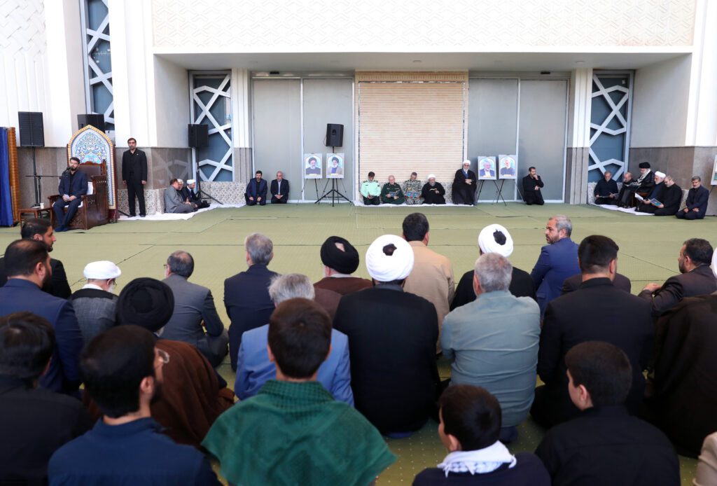 İslam Ümmetinin büyük Mücahidleri Şehit Seyid Hasan Nasrallah ve Şehit Nilfuruşan'ı anma töreni bu sabah (Cuma) devrimin lideri tarafından İmam Humeyni (r.a) Camisin'de gerçekleştirildi.
