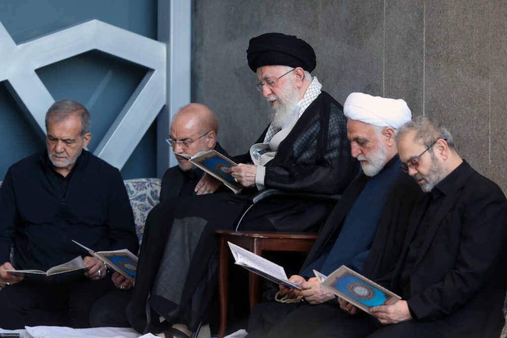 İslam Ümmetinin büyük Mücahidleri Şehit Seyid Hasan Nasrallah ve Şehit Nilfuruşan'ı anma töreni bu sabah (Cuma) devrimin lideri tarafından İmam Humeyni (r.a) Camisin'de gerçekleştirildi.
