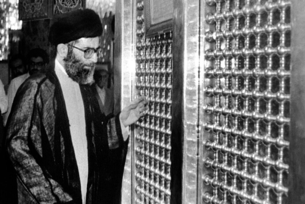 1984'te Ayetullah Hamanei'nin Hz. Zeynep (sa) Türbesine Ziyareti