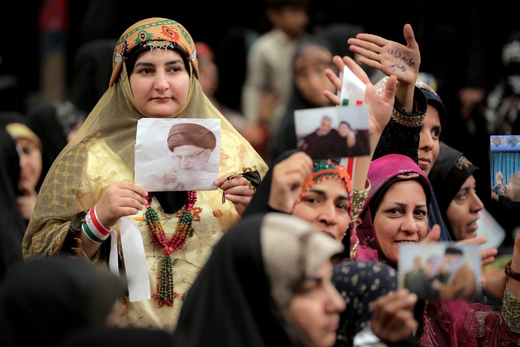 Devrimin Lideri, Hazreti Fatıma Zehra (sa)'yı yaratılışın harikalarından biri olarak tanımlayarak, İslam'da kadın ve erkeğin eşit haklara sahip olduğunu vurgulamıştır. Kadın ve erkek, bilimsel, kültürel, toplumsal ve diğer alanlarda birbirini tamamlar. Ayrıca, Siyonist rejim ve Amerika'nın bölgedeki suçlarının devam ettiğine dikkat çekmiştir.