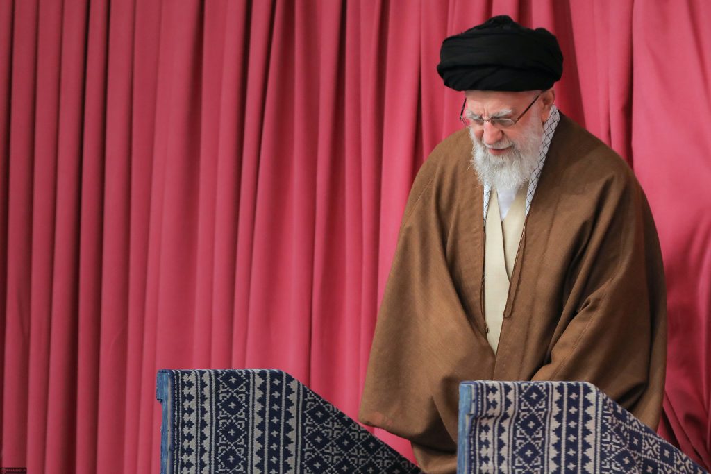 Devrimin Lideri, Hazreti Fatıma Zehra (sa)'yı yaratılışın harikalarından biri olarak tanımlayarak, İslam'da kadın ve erkeğin eşit haklara sahip olduğunu vurgulamıştır. Kadın ve erkek, bilimsel, kültürel, toplumsal ve diğer alanlarda birbirini tamamlar. Ayrıca, Siyonist rejim ve Amerika'nın bölgedeki suçlarının devam ettiğine dikkat çekmiştir.