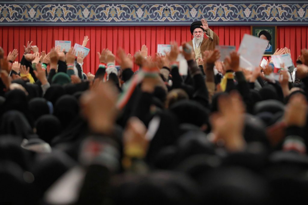 Devrimin Lideri, Hazreti Fatıma Zehra (sa)'yı yaratılışın harikalarından biri olarak tanımlayarak, İslam'da kadın ve erkeğin eşit haklara sahip olduğunu vurgulamıştır. Kadın ve erkek, bilimsel, kültürel, toplumsal ve diğer alanlarda birbirini tamamlar. Ayrıca, Siyonist rejim ve Amerika'nın bölgedeki suçlarının devam ettiğine dikkat çekmiştir.