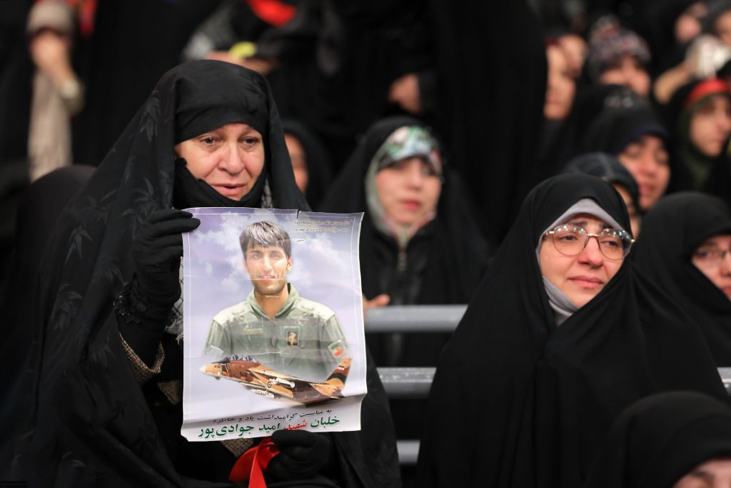 Devrimin Lideri, Hazreti Fatıma Zehra (sa)'yı yaratılışın harikalarından biri olarak tanımlayarak, İslam'da kadın ve erkeğin eşit haklara sahip olduğunu vurgulamıştır. Kadın ve erkek, bilimsel, kültürel, toplumsal ve diğer alanlarda birbirini tamamlar. Ayrıca, Siyonist rejim ve Amerika'nın bölgedeki suçlarının devam ettiğine dikkat çekmiştir.