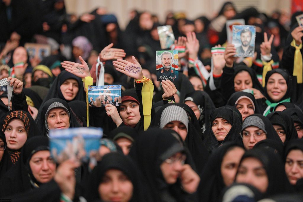Devrimin Lideri, Hazreti Fatıma Zehra (sa)'yı yaratılışın harikalarından biri olarak tanımlayarak, İslam'da kadın ve erkeğin eşit haklara sahip olduğunu vurgulamıştır. Kadın ve erkek, bilimsel, kültürel, toplumsal ve diğer alanlarda birbirini tamamlar. Ayrıca, Siyonist rejim ve Amerika'nın bölgedeki suçlarının devam ettiğine dikkat çekmiştir.