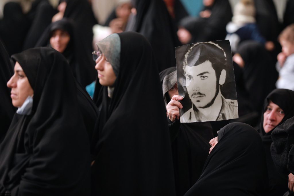 Devrimin Lideri, Hazreti Fatıma Zehra (sa)'yı yaratılışın harikalarından biri olarak tanımlayarak, İslam'da kadın ve erkeğin eşit haklara sahip olduğunu vurgulamıştır. Kadın ve erkek, bilimsel, kültürel, toplumsal ve diğer alanlarda birbirini tamamlar. Ayrıca, Siyonist rejim ve Amerika'nın bölgedeki suçlarının devam ettiğine dikkat çekmiştir.