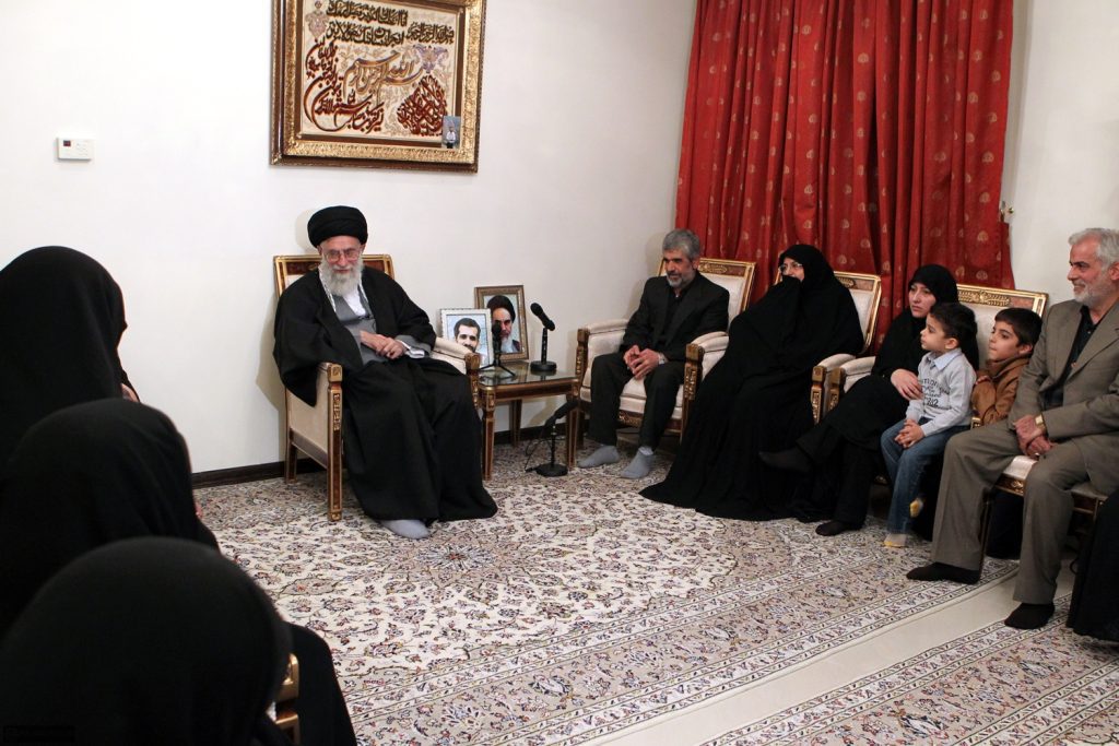 2011 Yılında İran Nükleer Şehidi Ahmadi Roshan’ın Ailesini Ziyaret