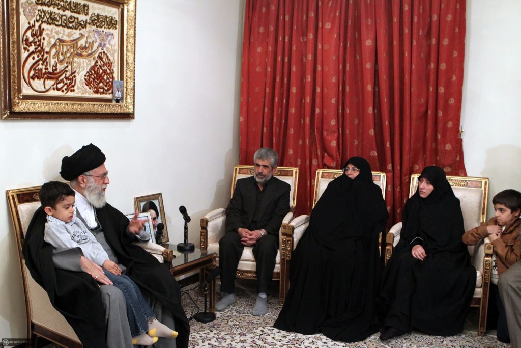 2011 Yılında İran Nükleer Şehidi Ahmadi Roshan’ın Ailesini Ziyaret