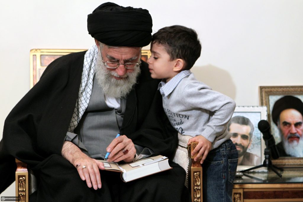 2011 Yılında İran Nükleer Şehidi Ahmadi Roshan’ın Ailesini Ziyaret