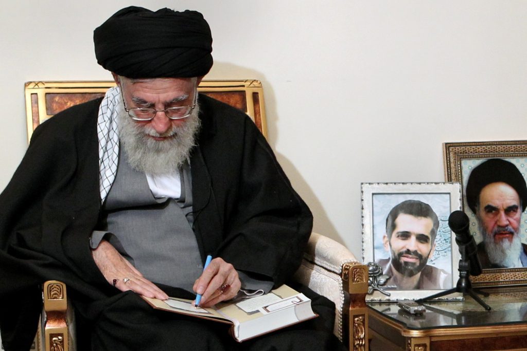 2011 Yılında İran Nükleer Şehidi Ahmadi Roshan’ın Ailesini Ziyaret