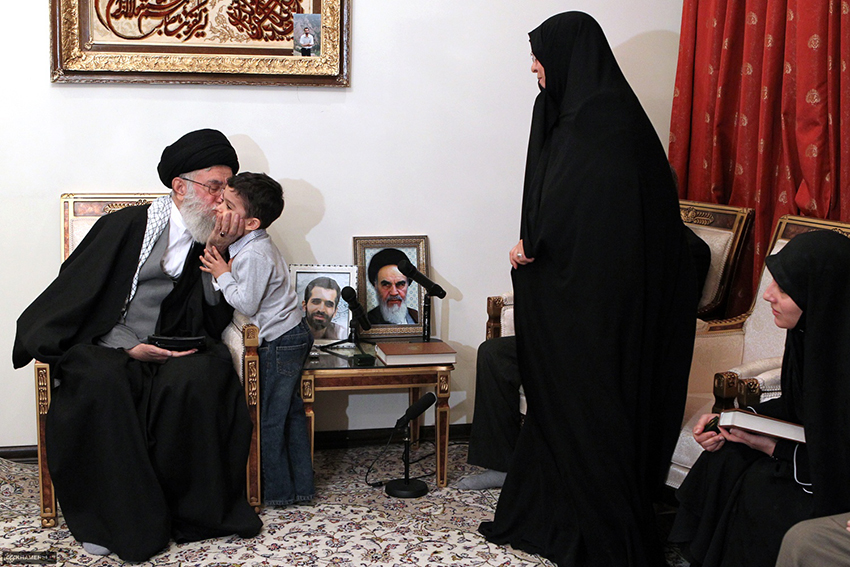 2011 Yılında İran Nükleer Şehidi Ahmadi Roshan’ın Ailesini Ziyaret