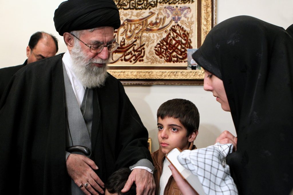 2011 Yılında İran Nükleer Şehidi Ahmadi Roshan’ın Ailesini Ziyaret