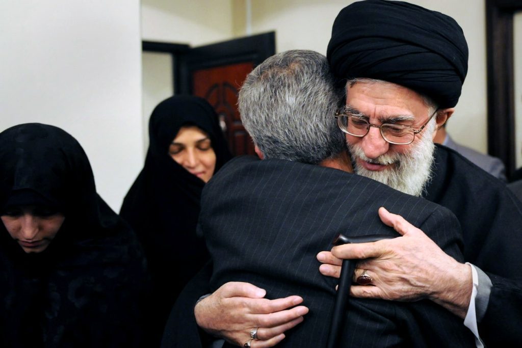 2011 Yılında İran Nükleer Şehidi Ahmadi Roshan’ın Ailesini Ziyaret