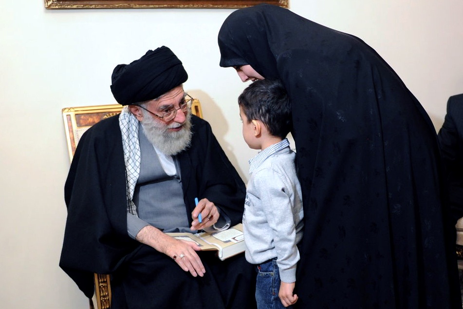 2011 Yılında İran Nükleer Şehidi Ahmadi Roshan’ın Ailesini Ziyaret