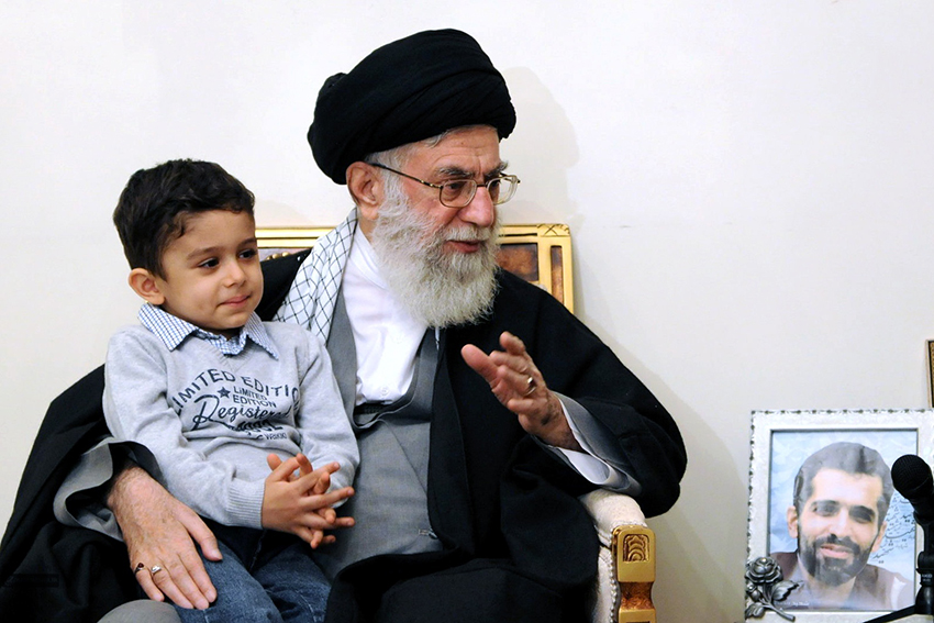 2011 Yılında İran Nükleer Şehidi Ahmadi Roshan’ın Ailesini Ziyaret