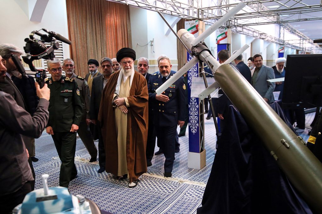 Devrim Lideri, Savunma Sanayisi Bilim İnsanlarının Son Başarılarının Sergisini  Ziyaret Etti